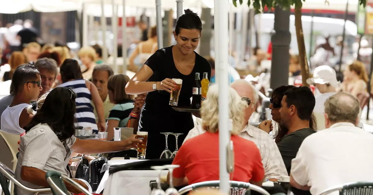 Imagen de una joven camarera / EFE