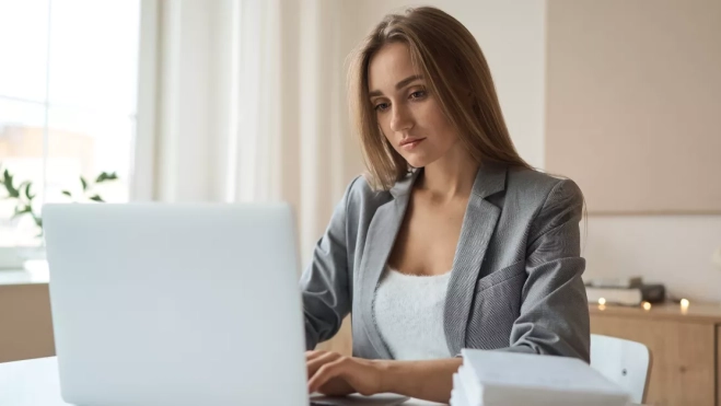 Imagen de una joven trabajando desde casa / EFE