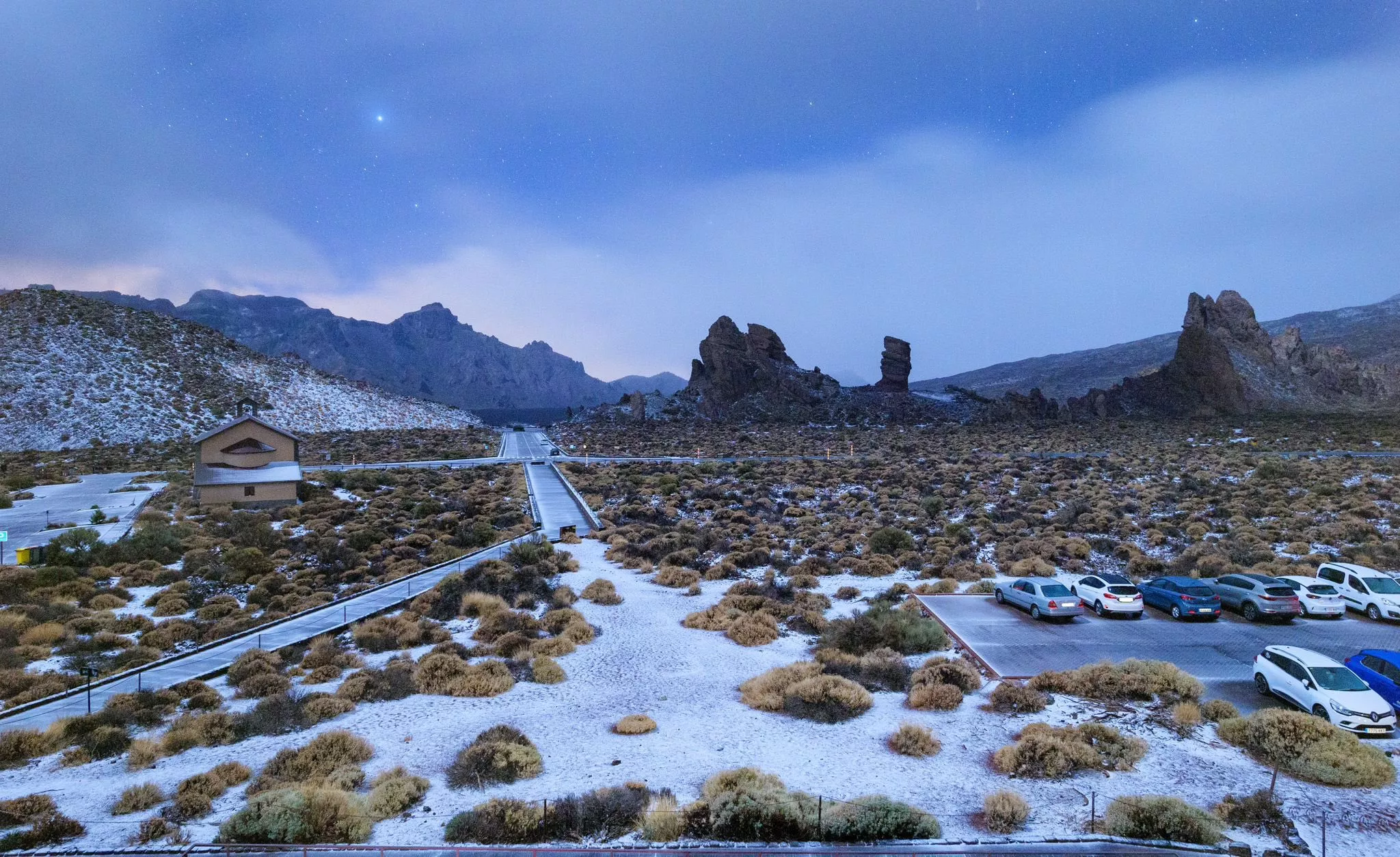 Nieve en el Teide en Tenerife este lunes. / MARIO DOBRESCU