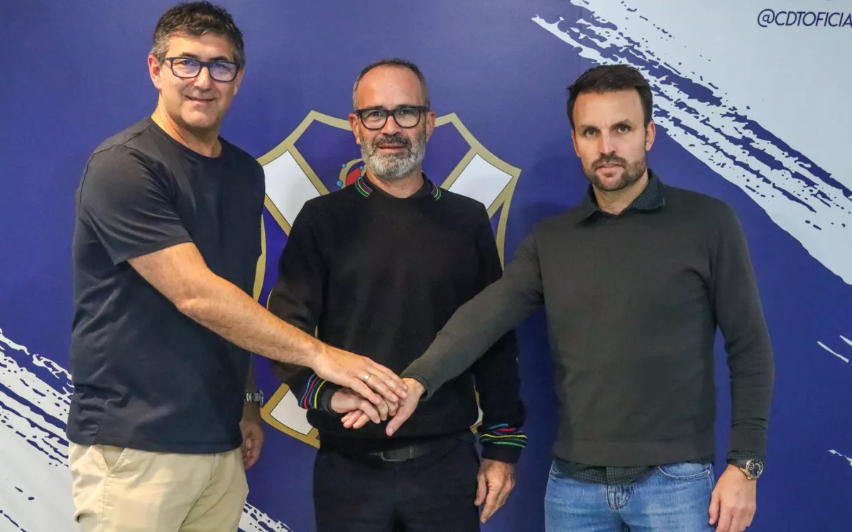 Vuelve Álvaro Cervera: el técnico que hizo historia regresa al CD Tenerife para salvar al equipo. En la imagen, el técnico rodeado por Mauro Pérez y Ayoze García. / CD TENERIFE