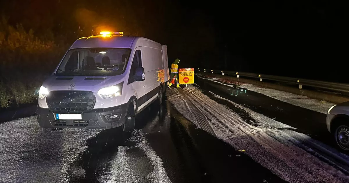 El Cabildo de La Palma corta la LP-1 por nieve y hielo./ CEDIDA