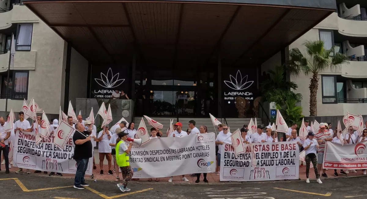 Movilización de Sindicalistas de Base frente a un hotel. / SINDICALISTAS DE BASE