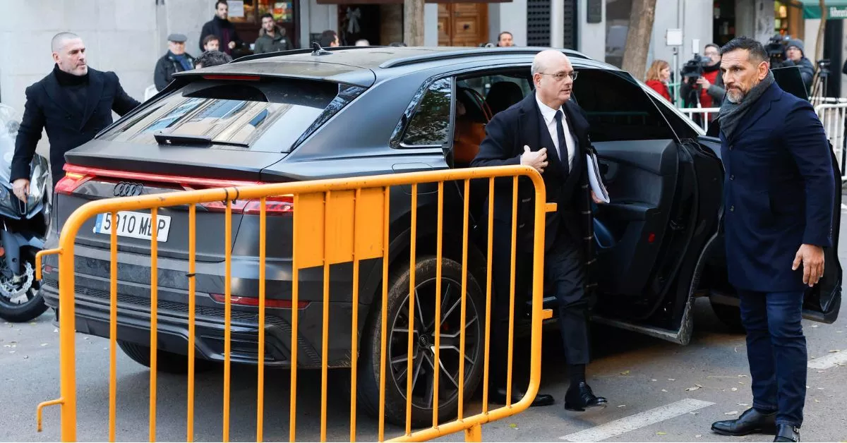 José Antonio Choclán, el abogado del empresario Víctor de Aldama, considerado el comisionista de la trama de adjudicaciones públicas de mascarillas en plena pandemia, a su llegada al Tribunal Supremo. / EFE