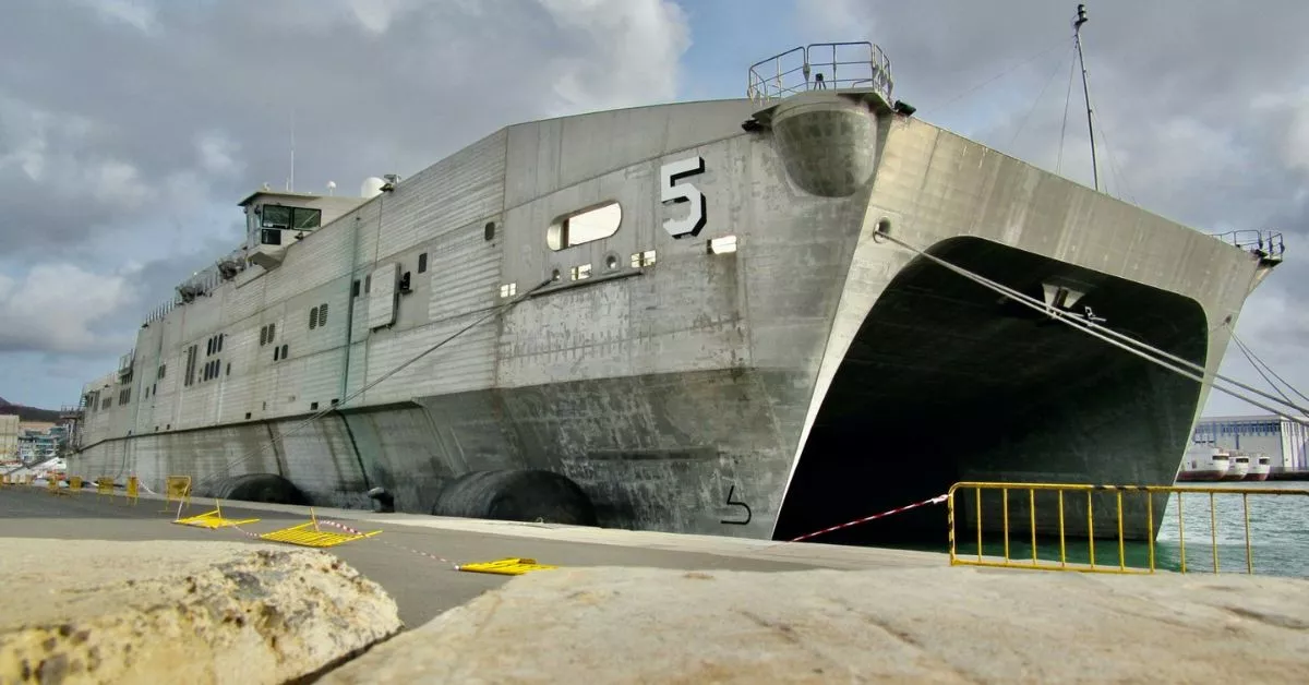 El 'Trenton', un catamarán de la US Navy, la Marina de EEUU, especializado en el transporte de tropas, antes de zarpar este jueves desde el Puerto de Las Palmas. / NICOLÁS AROCHA