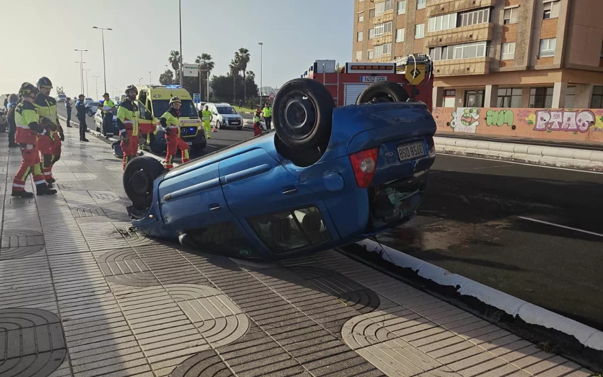 Un accidente en la GC-1 marca la mañana de Navidad en Las Palmas: en la imagen, el coche volcado que dejó un herido. / AH
