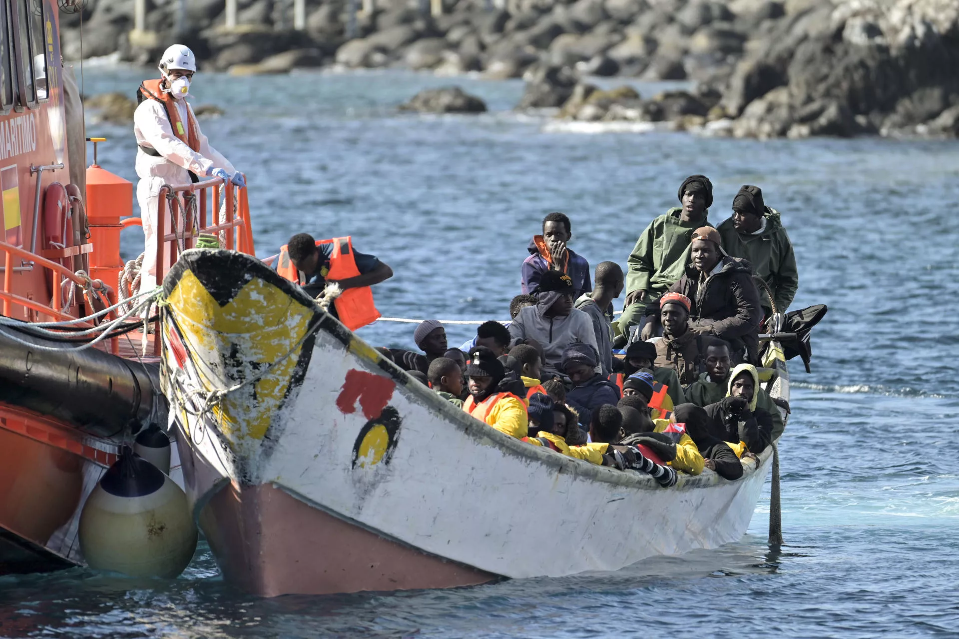 Salvamento Marítimo asiste a seis cayucos, con 324 migrantes a bordo, en Canarias durante Navidad. / GELMERT FINOL-EFE