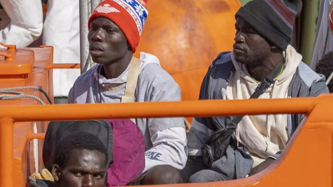 Llegada al muelle de Los Cristianos en Arona (Tenerife), de la Salvamar Polimnia, con aproximadamente 40 personas rescatadas en alta mar que se encontraban en un cayuco, entre ellas varios menores y mujeres. / MIGUEL BARRETO-EFE Llegada al muelle de Los Cristianos en Arona (Tenerife), de la Salvamar Polimnia, con aproximadamente 40 personas rescatadas en alta mar que se encontraban en un cayuco, entre ellas varios menores y mujeres. / MIGUEL BARRETO-EFE