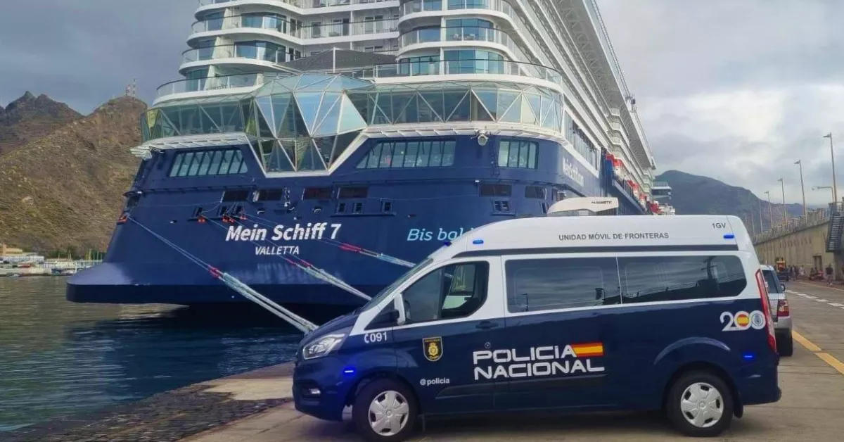 Furgoneta para el control de extranjería en Tenerife, que sirve como un puesto fronterizo./ CNP