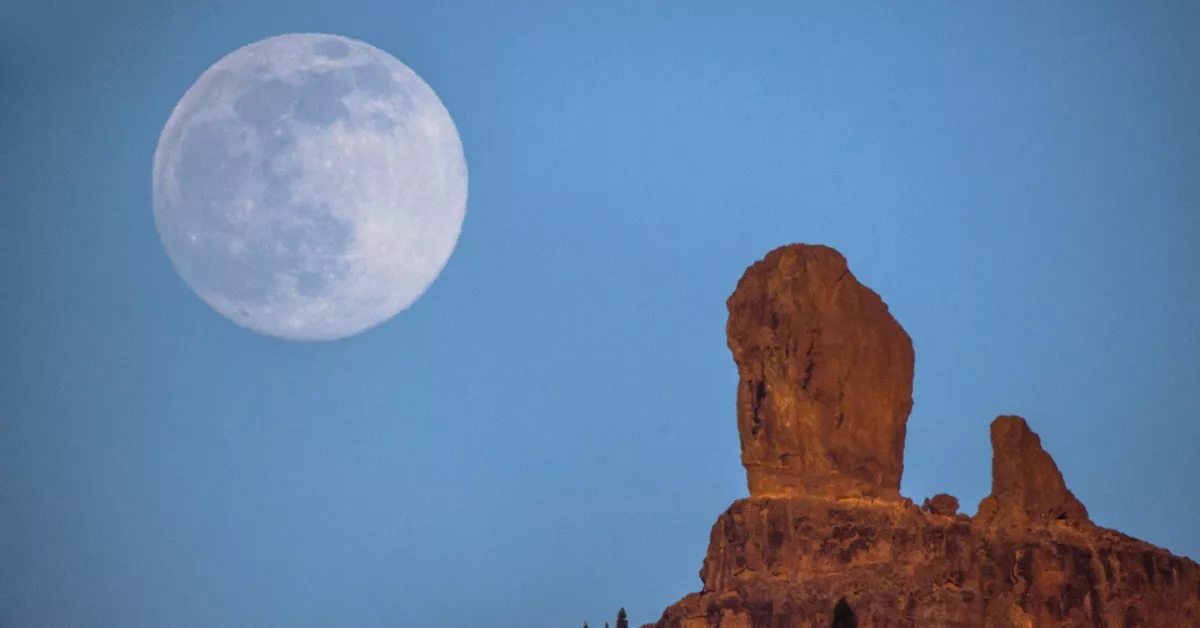 El roque Nublo y la Luna de fondo./ NACHO GONZÁLEZ