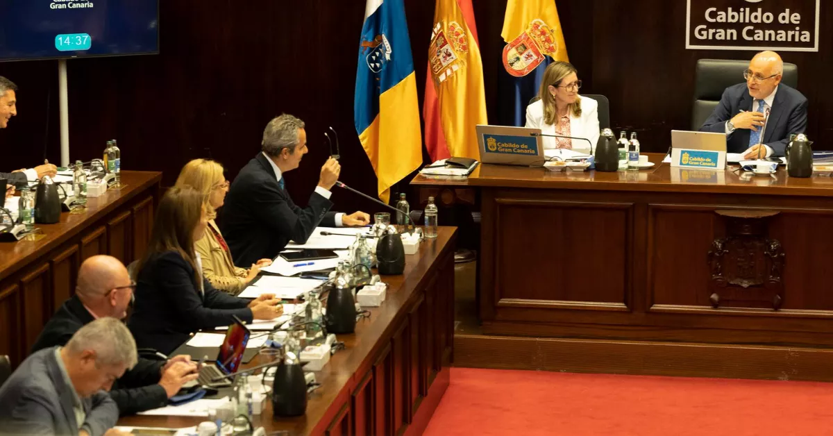 El presidente del Cabildo, Antonio Morales, debate con Miguel Jorge, del PP / EFE