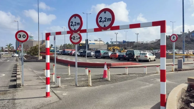 Detalle del gálibo colocado por Sagulpa para restringir el acceso al aparcamiento de El Rincón. / AH Detalle del gálibo colocado por Sagulpa para restringir el acceso al aparcamiento de El Rincón. / AH