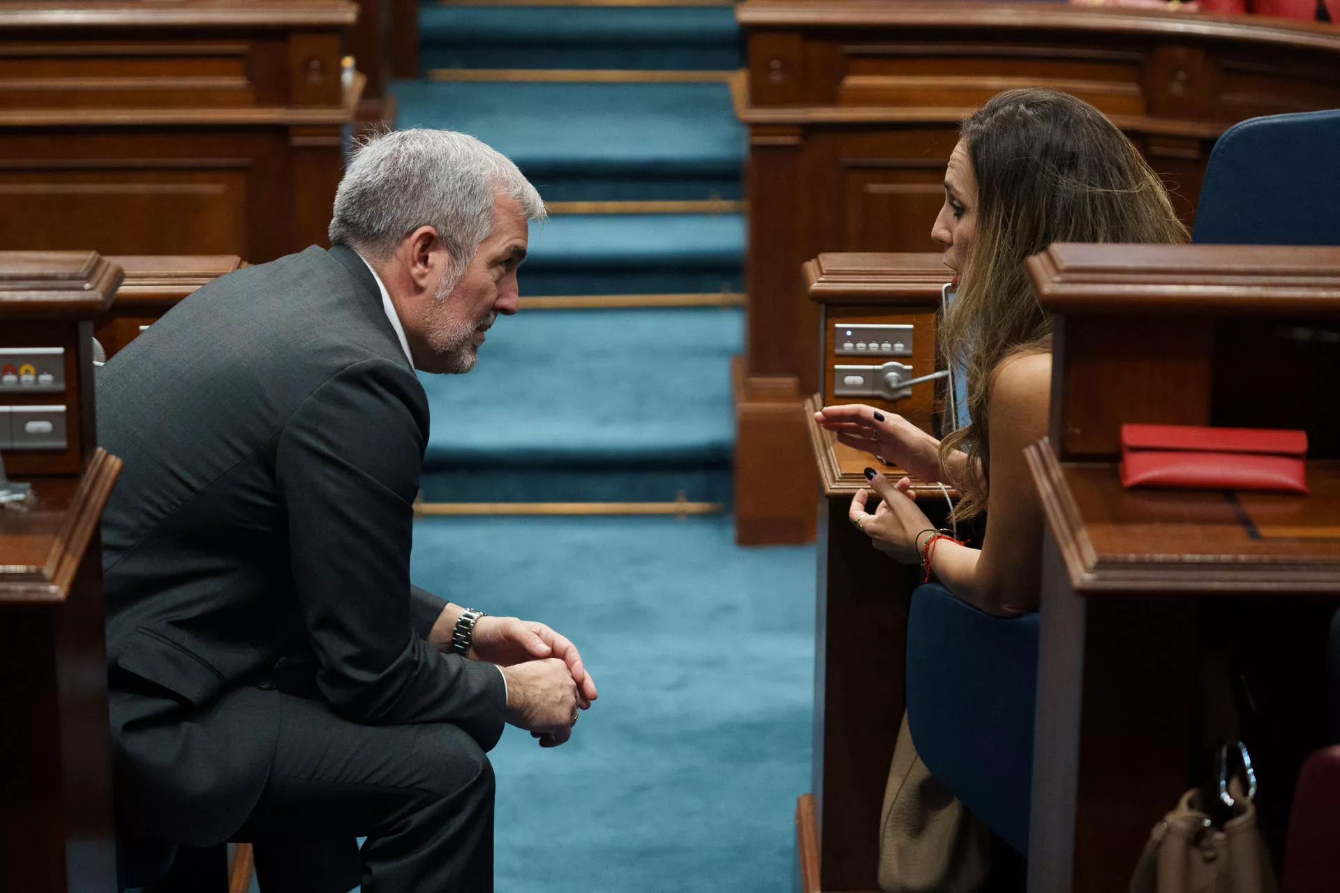 Fernando Clavijo y Jessica de León charlan en el Parlamento. / RAMÓN DE LA ROCHA-EFE
