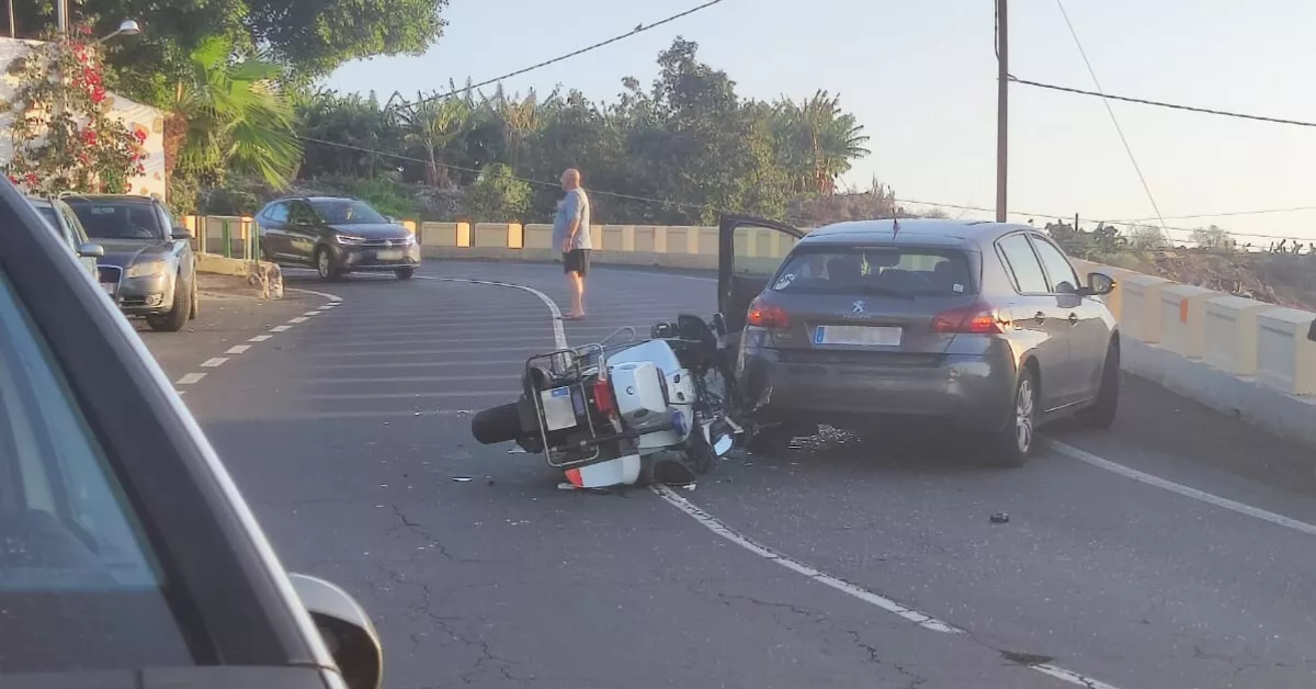 Una moto de la Guardia Civil tirada en medio de la carretera TF-454, en Tenerife, tras un accidente con un vehículo de alquiler./ REDES