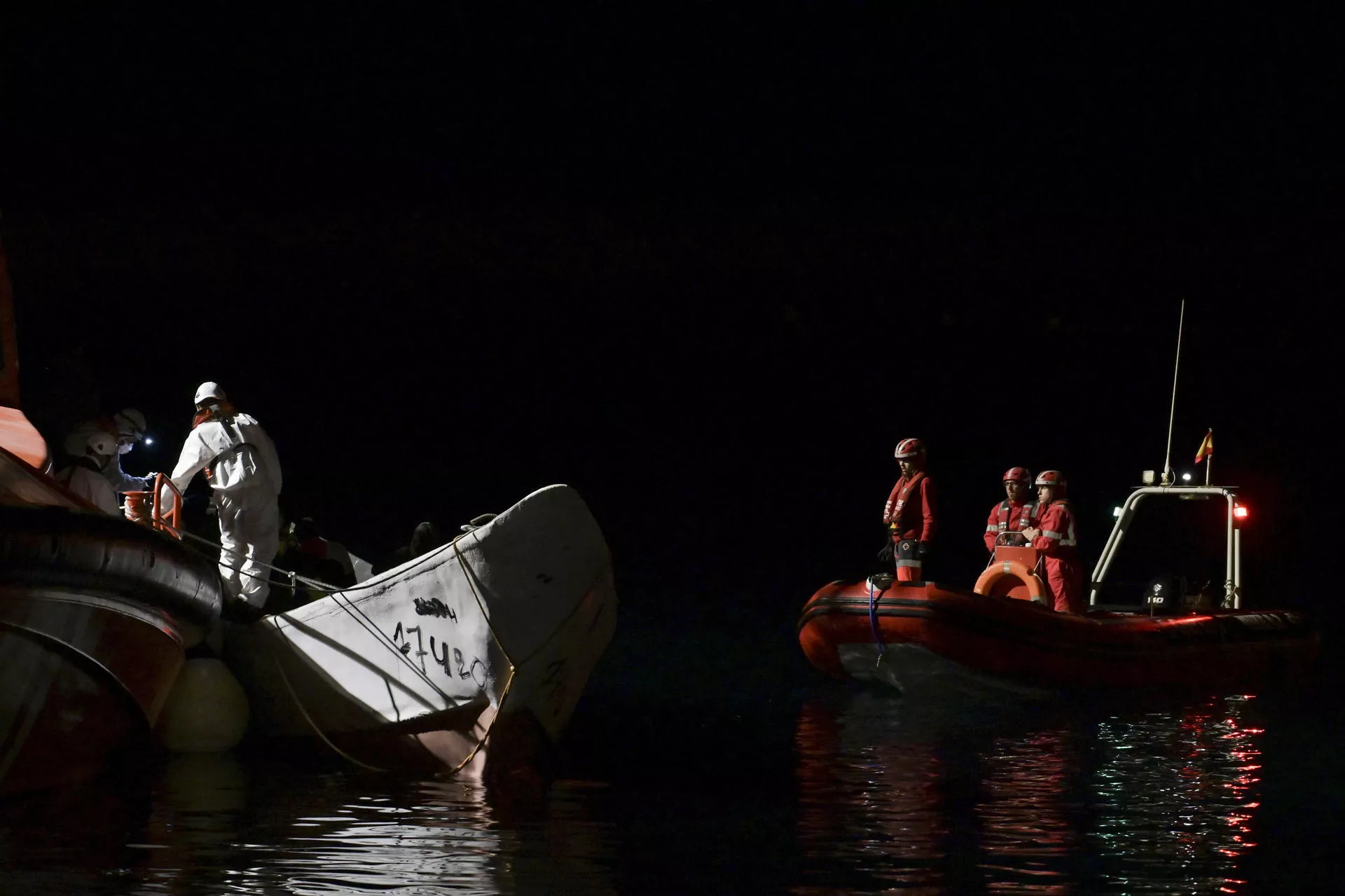 Inmigrantes de un grupo de 65 llegan al puerto de La Restinga en El Hierro en la noche de este jueves./ EFE