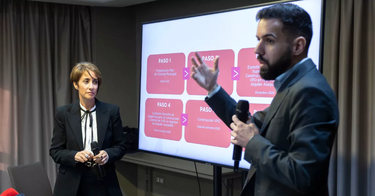 Onalia Bueno, la alcaldesa de Mogán, presenta el plan diseñado para construir vivienda pública / EFE - ÁNGEL MEDINA G.