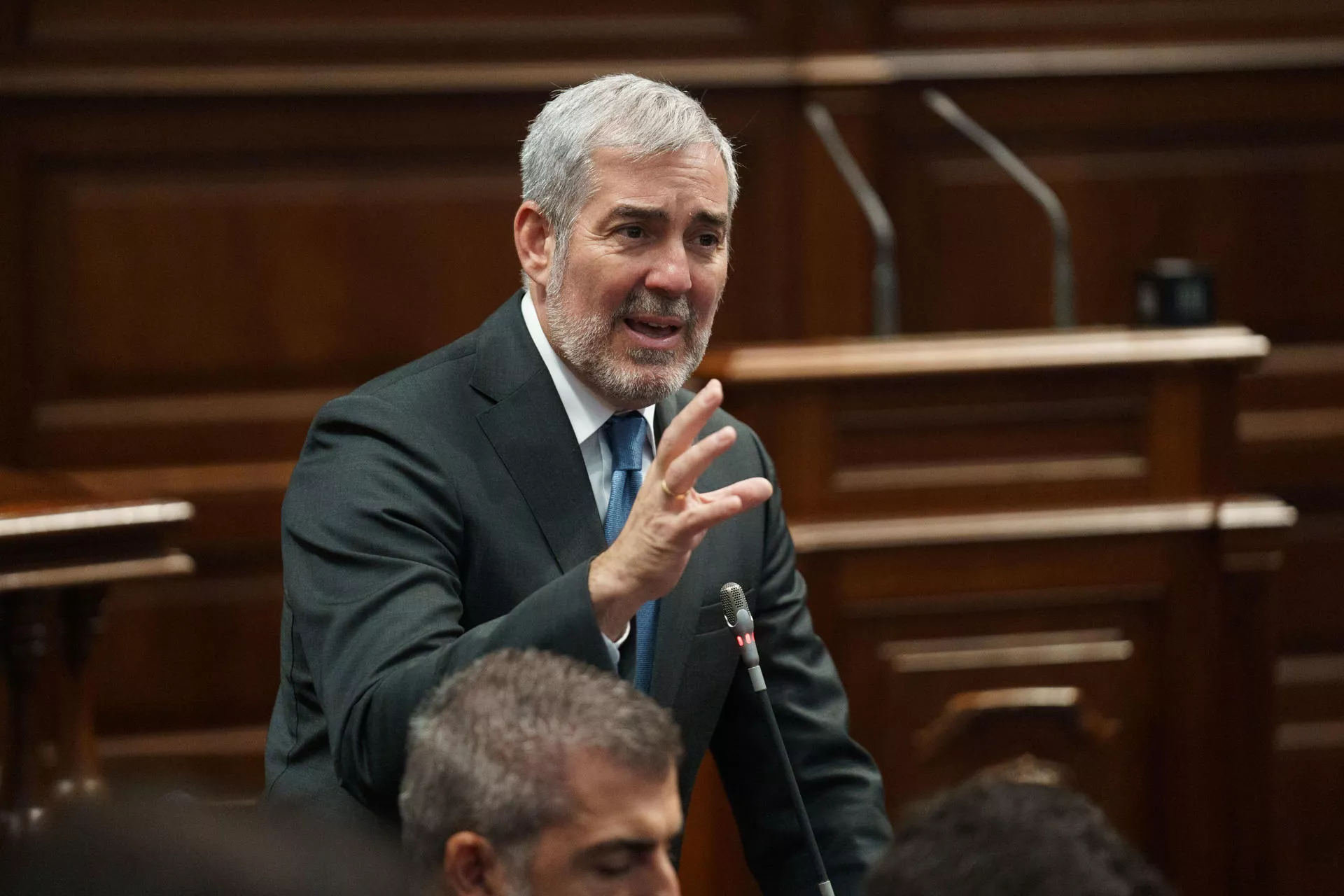 Clavijo considera que el anterior Gobierno de Canarias, presidido por Ángel Víctor Torres, mintió a los canarios en relación al caso Koldo. / RAMÓN DE LA ROCHA-EFE