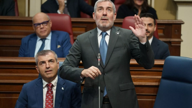 Fernando Clavijo, durante un pleno del Parlamento. / RAMÓN DE LA ROCHA-EFE Fernando Clavijo, durante un pleno del Parlamento. / RAMÓN DE LA ROCHA-EFE