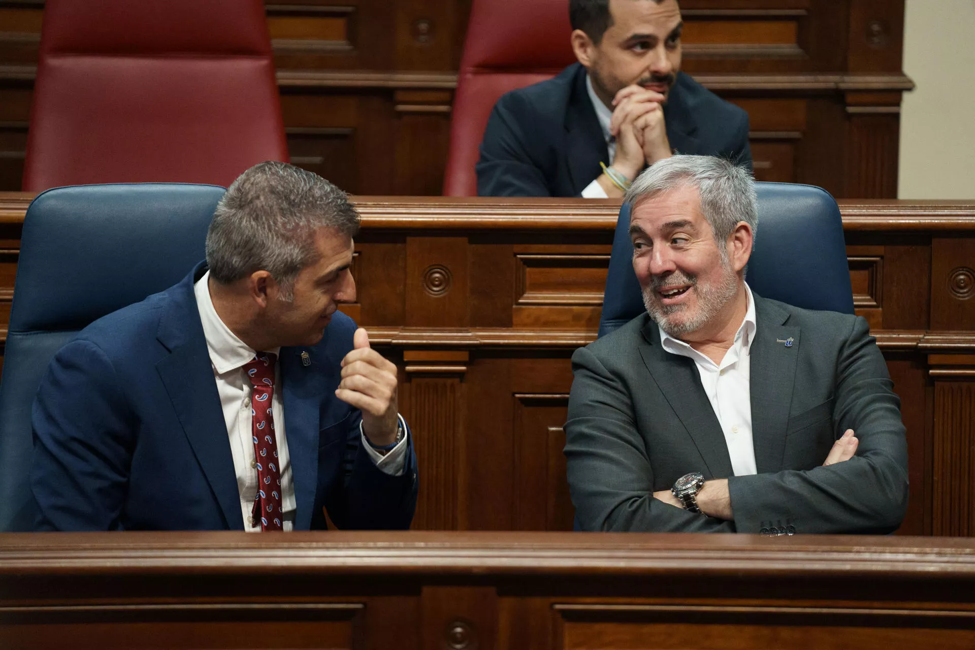 Manuel Domínguez (PP) y Fernando Clavijo (CC), vicepresidente y presidente del Gobierno de Canarias respectivamente, dialogan en el Parlamento. / RAMÓN DE LA ROCHA-EFE