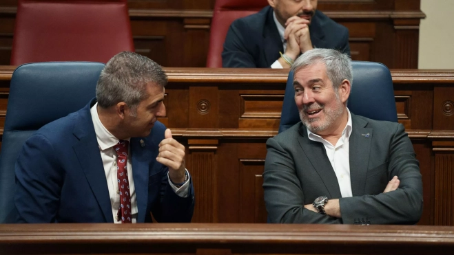 Manuel Domínguez (PP) y Fernando Clavijo (CC) dialogan en el Parlamento. / RAMÓN DE LA ROCHA-EFE Manuel Domínguez (PP) y Fernando Clavijo (CC) dialogan en el Parlamento. / RAMÓN DE LA ROCHA-EFE