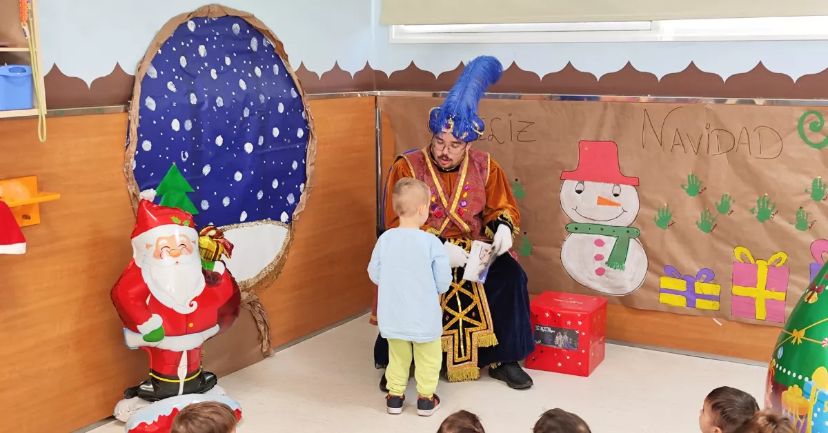 Un paje de los Reyes Magos recoge una carta de un niño en una de las Escuelas Infantiles Municipales de La Laguna./ CEDIDA