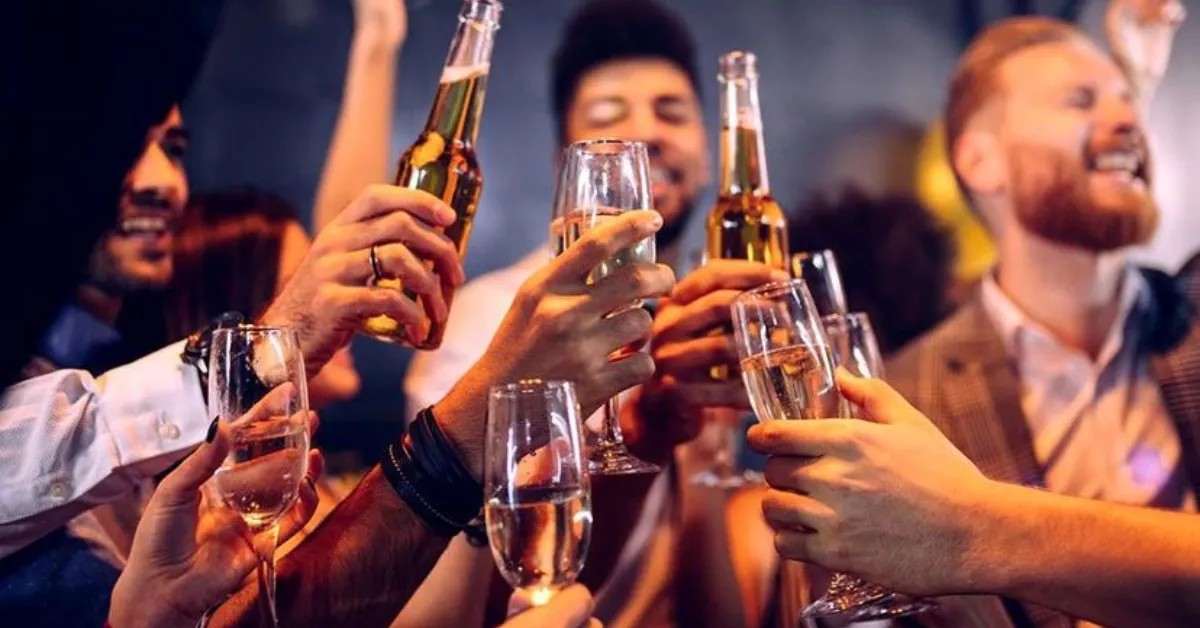 La normalización del alcohol y la presión social en las fechas navideñas perjudican a las personas con adicciones / AH