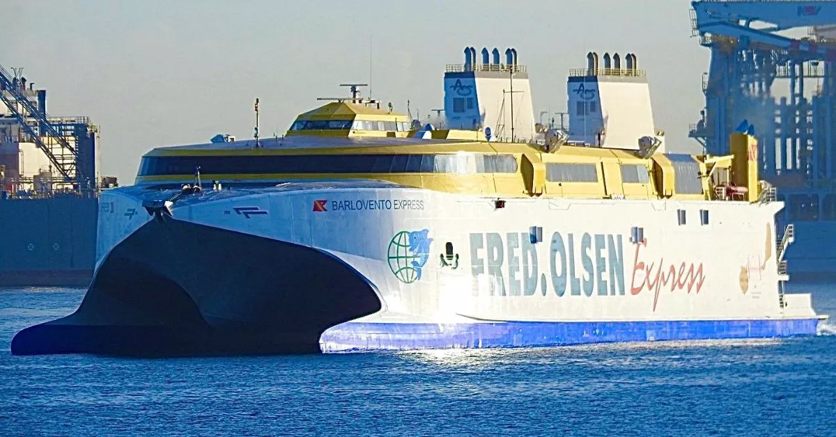 El 'Barlovento Express', tras salir de Astican, con su nueva imagen, preparado para incorporarse a la línea que une Gran Canaria con Fuerteventura. / NICOLÁS AROCHA