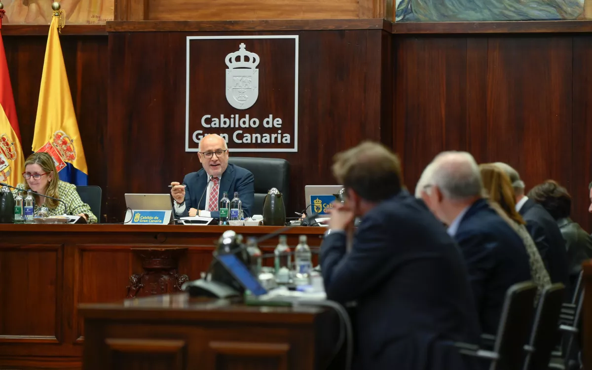 El Cabildo aprueba 105 millones de euros para el Museo Canario y el Estadio de Gran Canaria. En a imagen, Antonio Morales durante el último Pleno del año en el Cabildo. / CABILDO DE GRAN CANARIA
