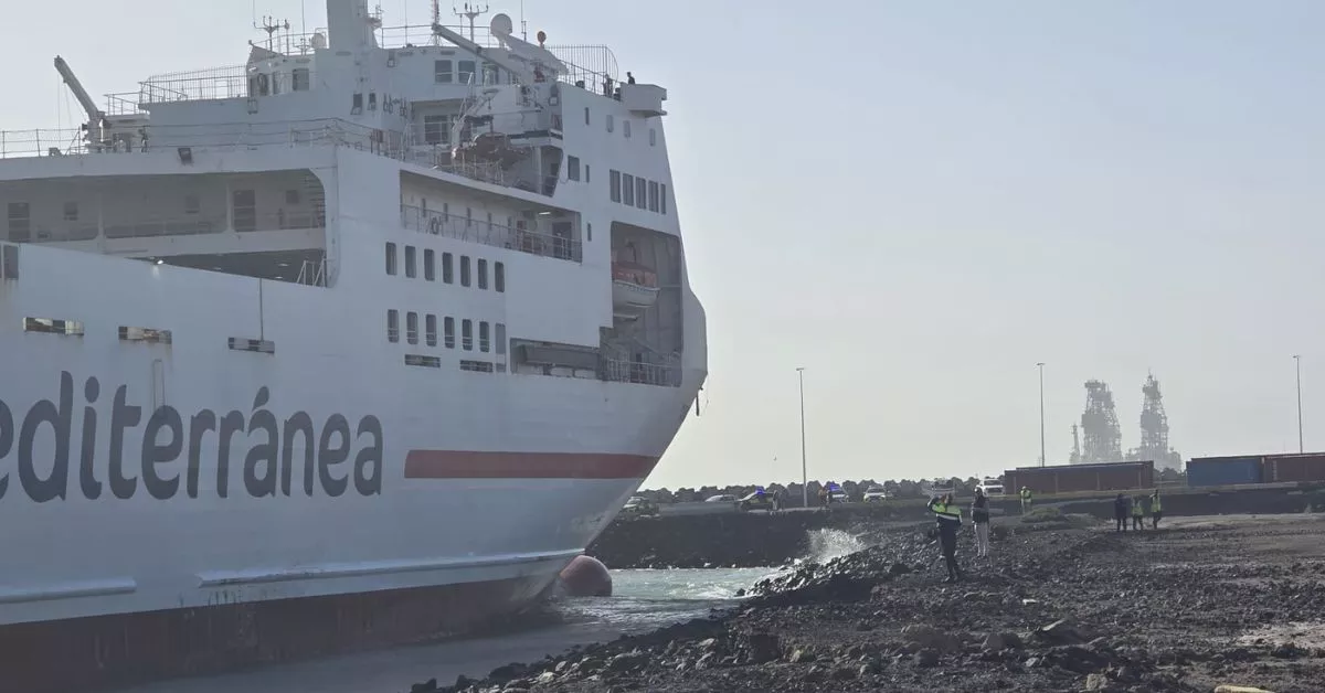 El 'Ciudad de Ibiza', embarrancado en la Dársena de África, tras chocar contra un muelle en el puerto de Las Palmas. / AH