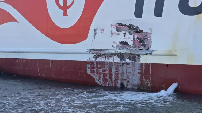 La grieta abierta en el casco del buque. / AH