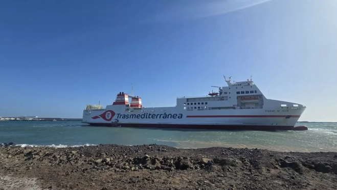 El 'Ciudad de Ibiza', tras encallar, fue reflotado y atracado con la ayuda de dos remolcadores. / AH