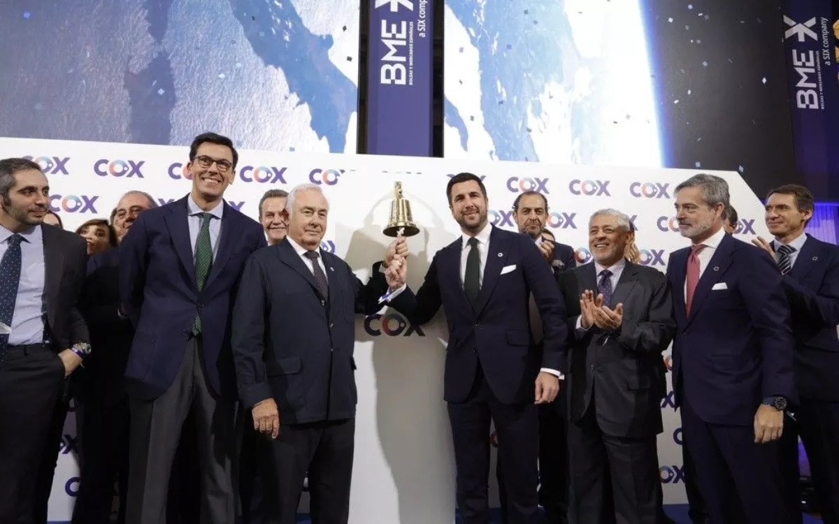 Enrique Riquelme, presidente ejecutivo de Cox, tocando la campana en la Bolsa |COX