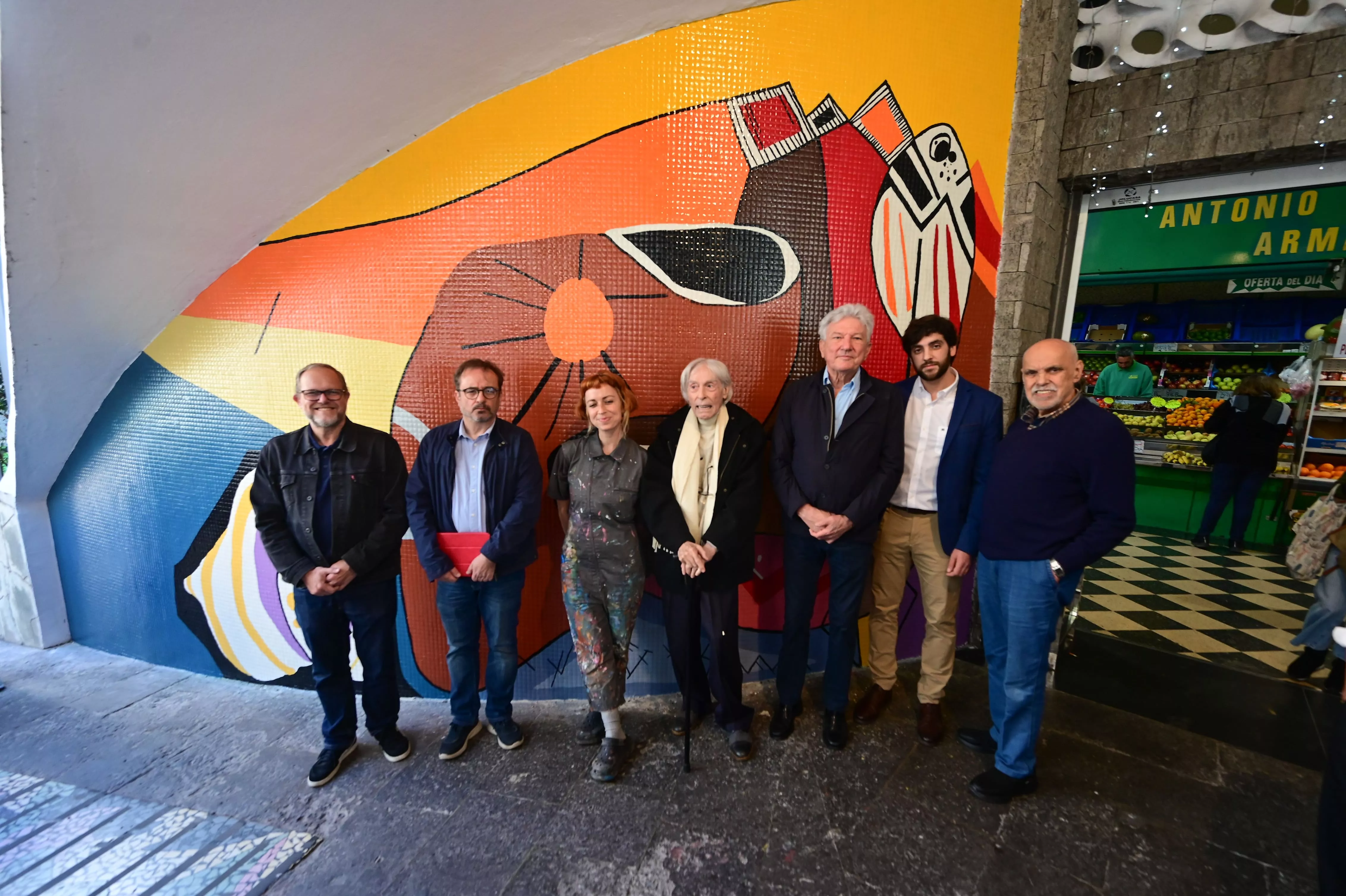 Presentación de los murales de Pepe Dámaso recuperados en la entrada del Mercado Central de Las Palmas./ CEDIDA