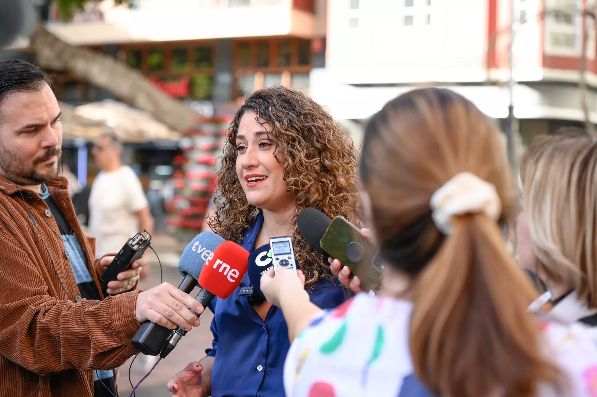 La secretaria de Política Económica y Transformación Digital del PSOE, Enma López, atiende a los medios en Las Palmas de Gran Canaria./ PSOE