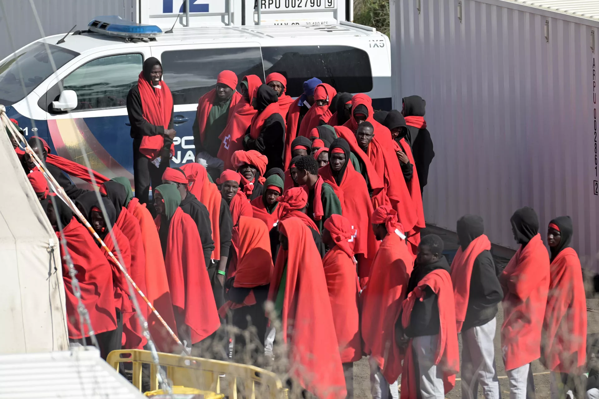 Migrantes llegados a El Hierro a bordo de diferentes cayucos./ EFE