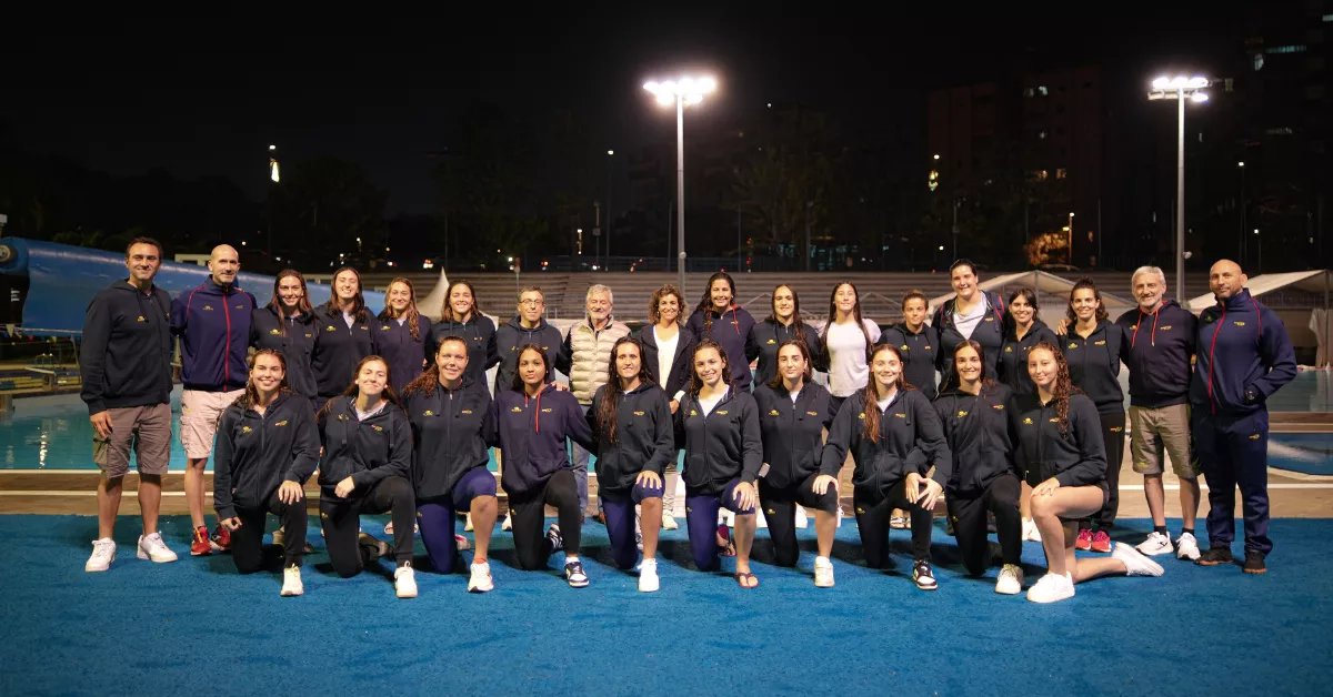 La selección española femenina de waterpolo se prepara en Acidalio Lorenzo para el Mundial. En el centro de la imagen, la concejal de Deportes de Santa Cruz, Alicia Cebrián:/ CEDIDA