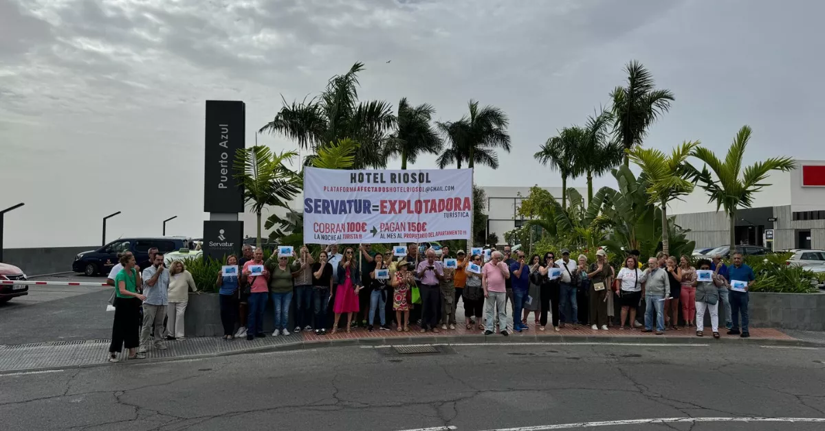 La plataforma de afectados del hotel Riosol en la concentración de noviembre / CEDIDA