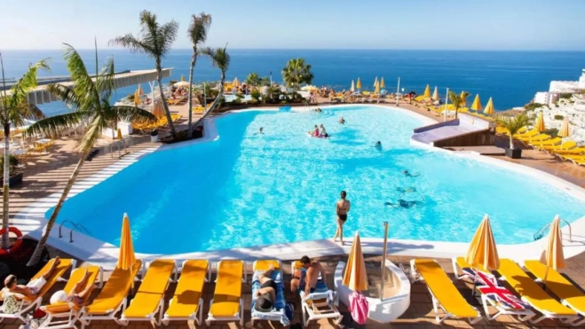 Imagen de la piscina del Hotel Riosol / HOTEL RIOSOL