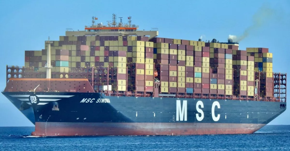 El 'MSC Simona', a su llegada al Puerto de La Luz, de donde ha salido hacia Extremo Oriente hasta los topes de contenedores. / NICOLÁS AROCHA