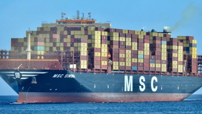 El 'MSC Simona', a su llegada al Puerto de La Luz, de donde ha salido hacia Extremo Oriente hasta los topes de contenedores. / NICOLÁS AROCHA