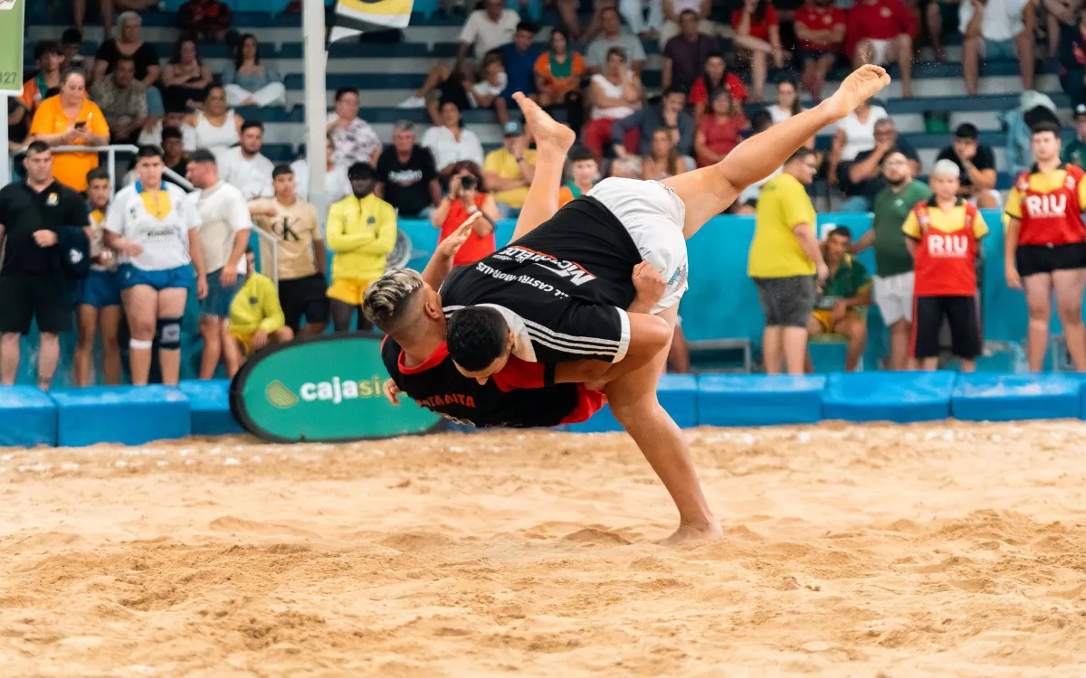 El desafío económico continuo de la lucha canaria. En la imagen, Torneo por Pesos de Cajasiete. / GOFIO MEDIA