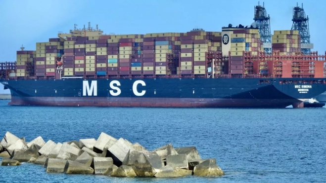 El portacontenedores 'MSC Simona' entra en el Puerto de La Luz para atracar en el muelle Cristóbal Colón, donde ha dejado mercancía para África y ha cargado 4.000 contenedores. / NICOLÁS AROCHA