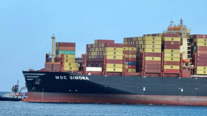 Un remolcador acompaña al 'Simona' en su entrada al Puerto de Las Palmas. / NICOLÁS AROCHA