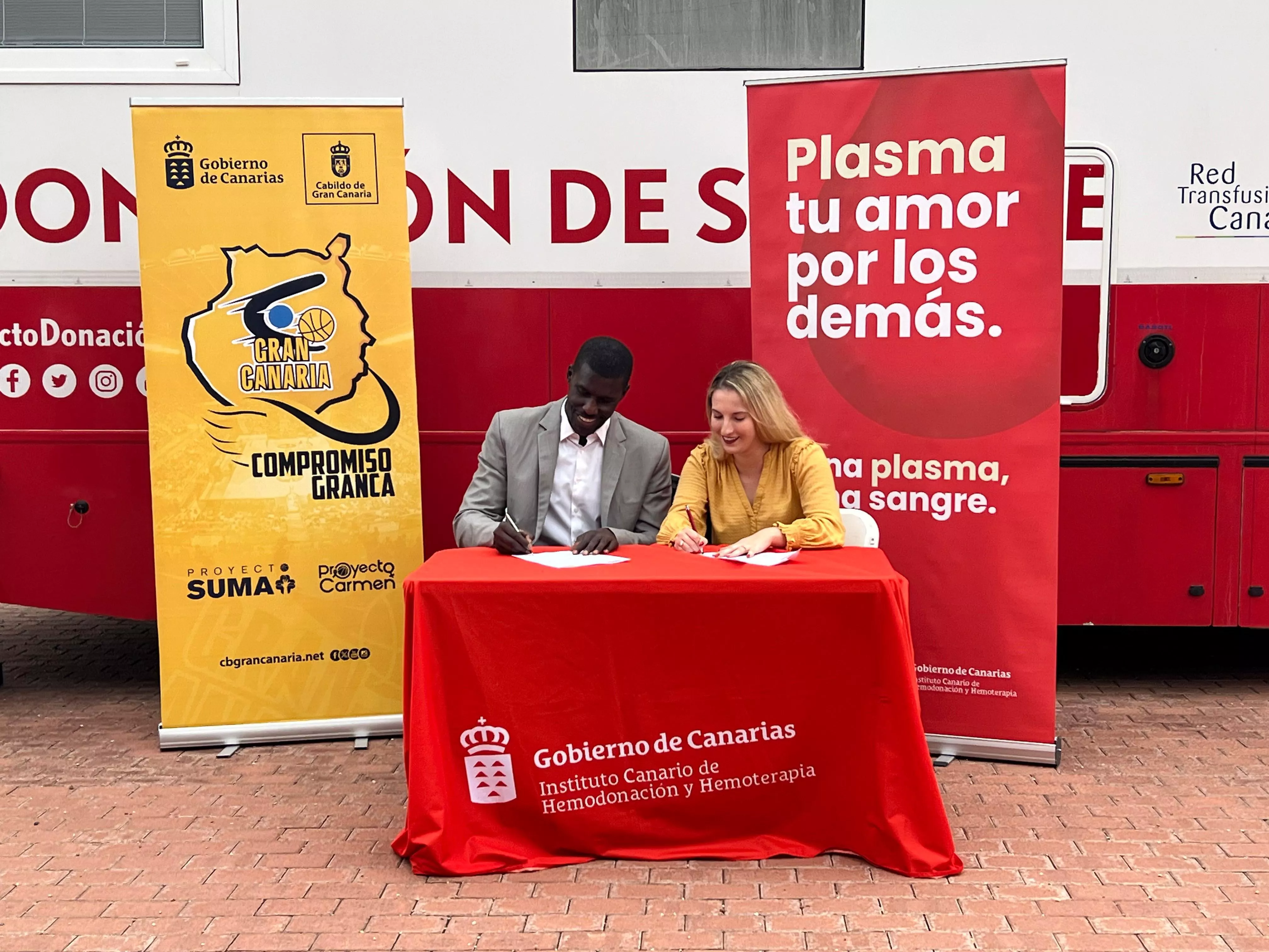 Sanidad cesa a la presidenta del banco de sangre de Canarias tras la polémica por su titulación. En la imagen, Gemma Torres firma un acuerdo con Sitapha Savané, presidente del CB Gran Canaria. / AH