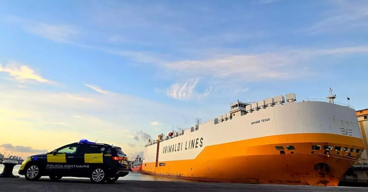 El buque 'Grande Texas', especializado en el transporte de coches, de la naviera Grimaldi, durante su escala en el Puerto de Las Palmas. / AH El buque 'Grande Texas', especializado en el transporte de coches, de la naviera Grimaldi, durante su escala en el Puerto de Las Palmas. / AH