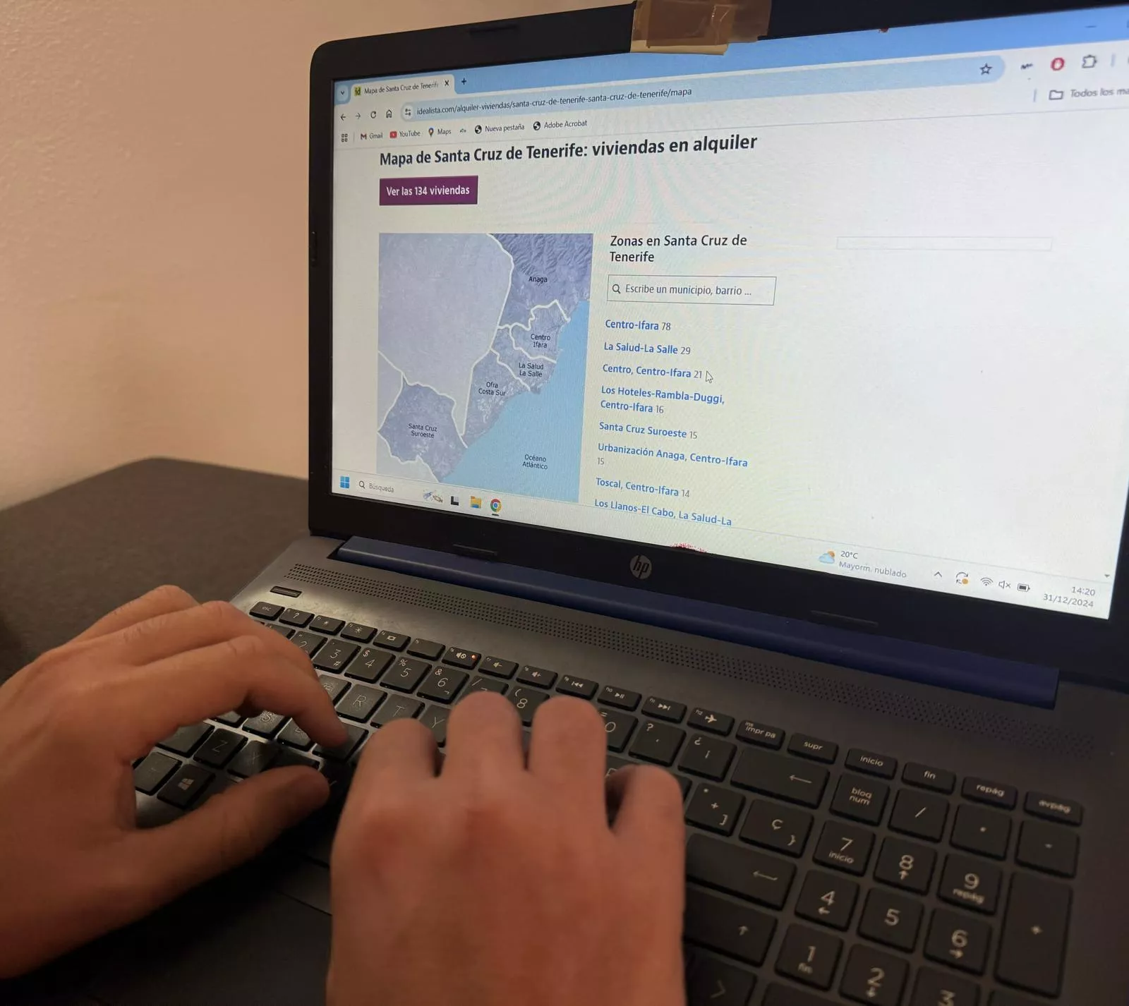 Una persona buscando alquilar una casa en Canarias. / ATLÁNTICO HOY