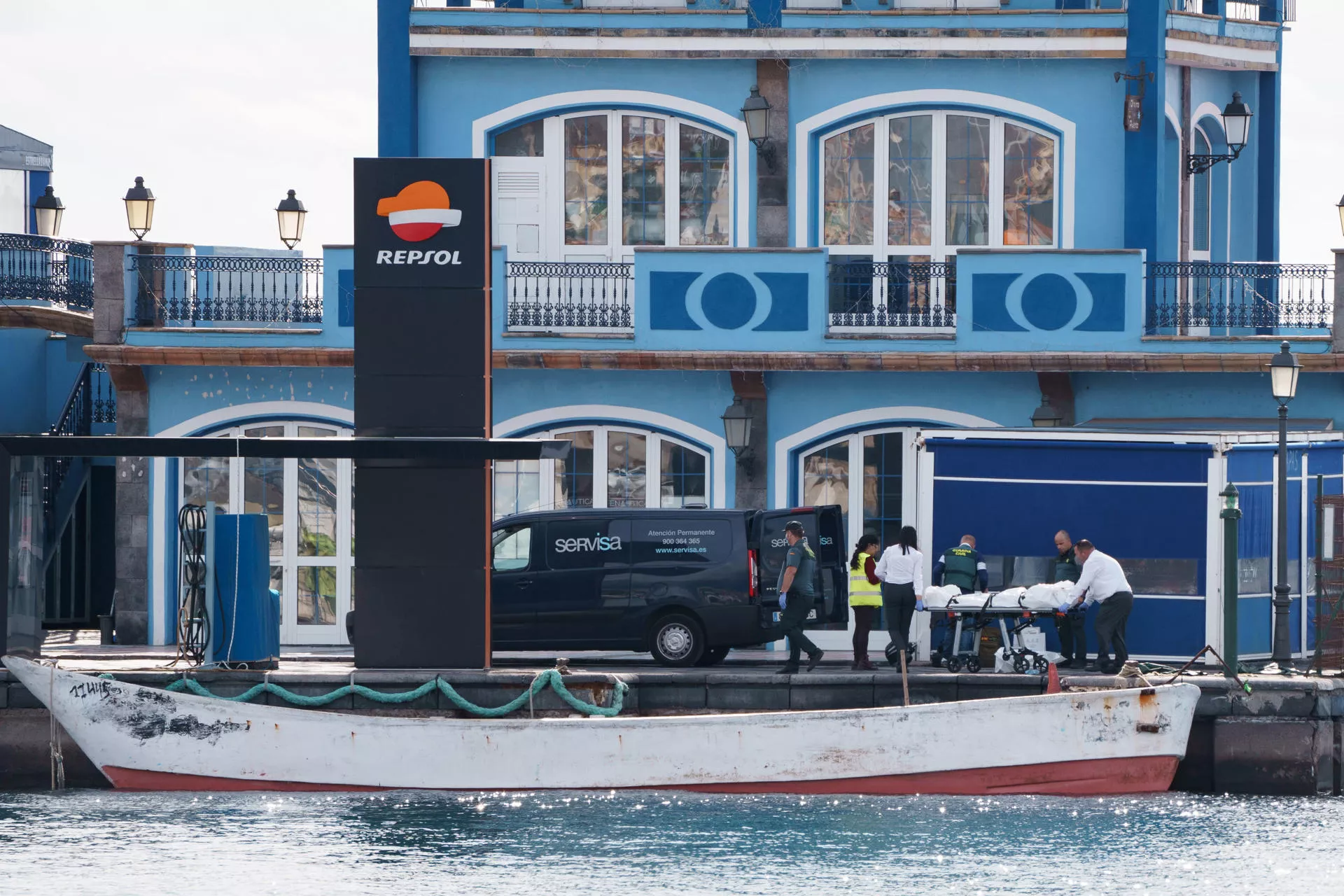 Servicios funerarios recogen el cuerpo de uno de los dos migrantes muertos en el primer cayuco de Canarias en 2025./ EFE