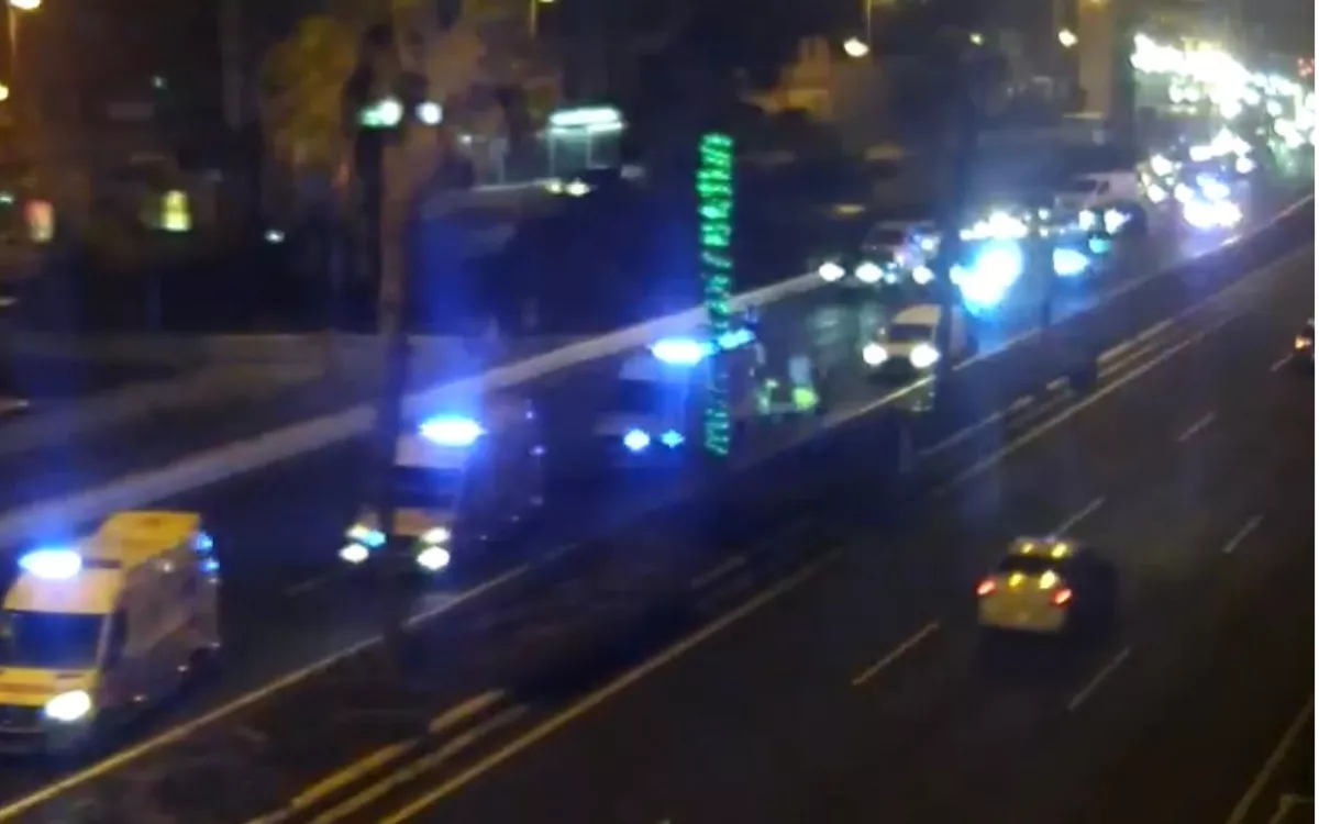 Un motorista, en estado crítico tras un accidente en la Avenida Marítima de Las Palmas. / POLICÍA LOCAL