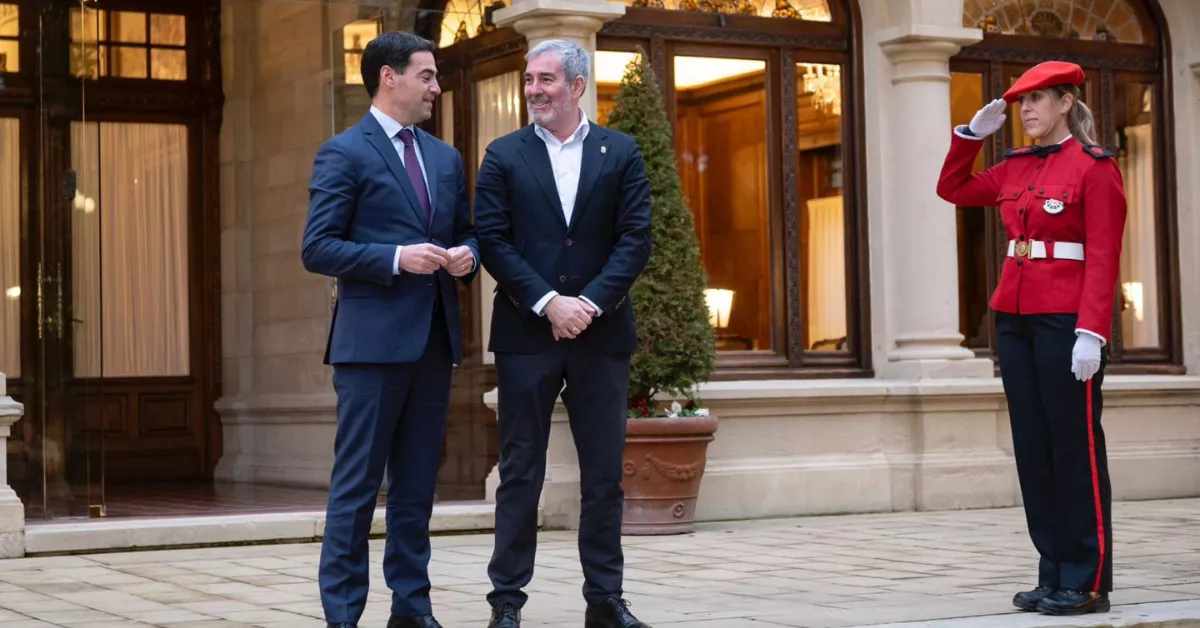 A la izquierda, el lehendakari vasco, Imanol Pradales, y su lado, el presidente canario, Fernando Clavijo, en una reunión bilateral entre ambos ejecutivos para tratar el reparto de menores migrantes no acompañados. A la derecha del todo, una ertzaina ./ CEDIDA