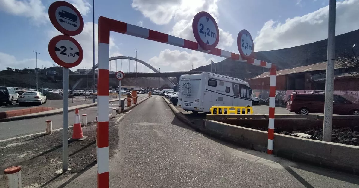 El gálibo instalado en el aparcamiento al aire libre de El Rincón, en la capital grancanaria, que impide pasar a las autocaravanas y furgones con más de 2,2 metros de altura. / AH