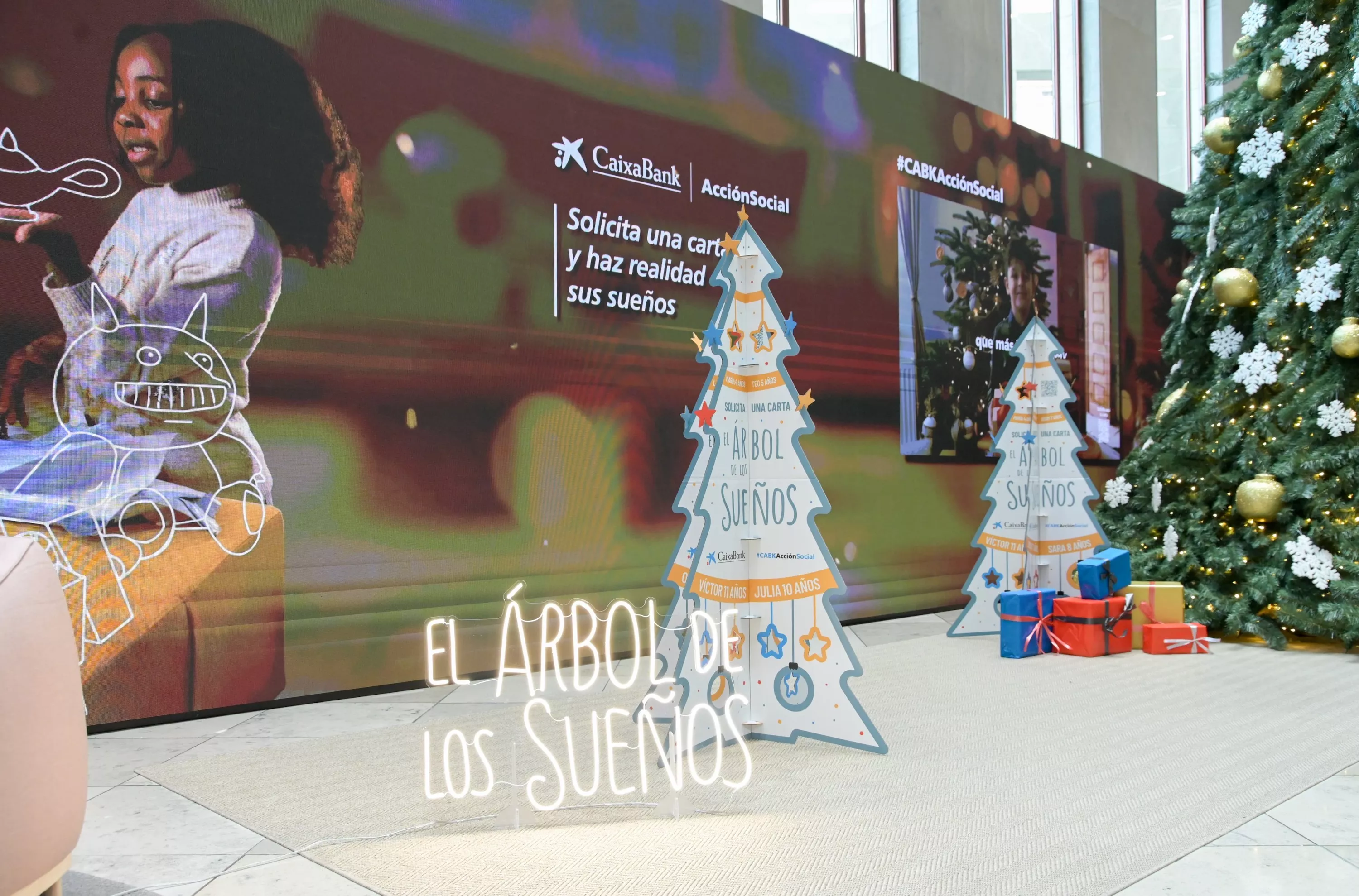 El Árbol de los Sueños de CaixaBank, un programa para repartir regalos a los niños en situación de vulnerabilidad en Canarias./ CAIXABANK